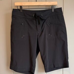 Athleta Kick It Cargo Bermuda Shorts Size 6 Utility Shorts